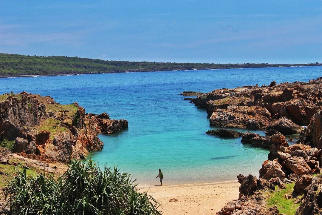 8 Potret Keindahan Pantai Tolanamon Bius Dari Alam Di Pulau