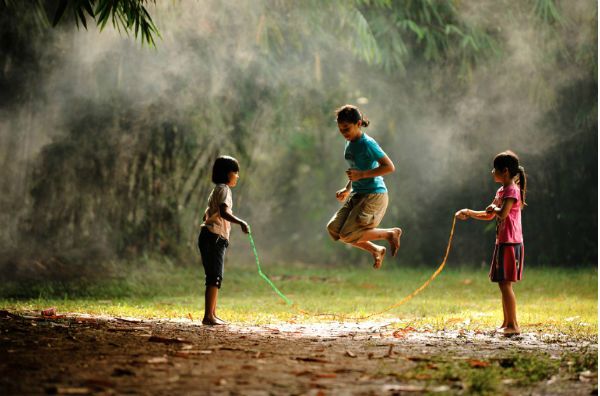Cuma Anak 90an yang Tahu Serunya 5 Jenis Permainan Tradisional Ini!