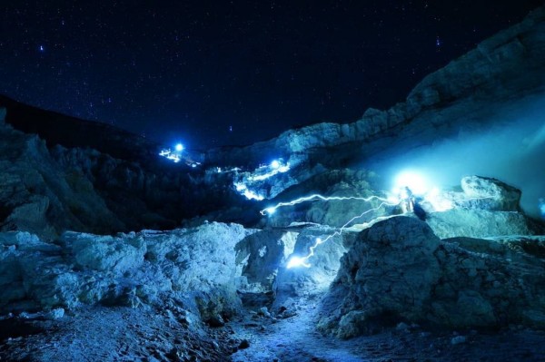 5 Spot Foto Terindah yang Harus Dikunjungi Saat Mendaki ke Kawah Ijen