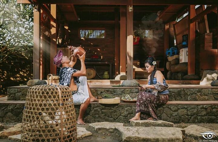 8 Potret Pernikahan di Bali dalam Balutan Busana Adat, Sakral & Keren!