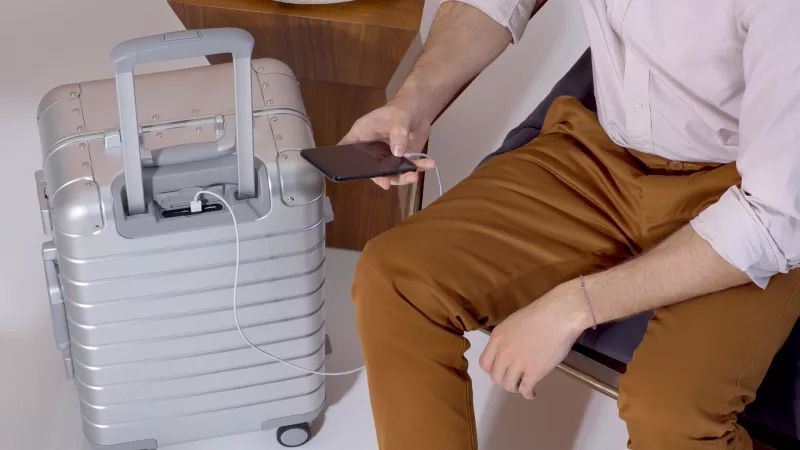 10 Gadget Canggih yang Sangat Membantu Saat Traveling, Wajib Punya!