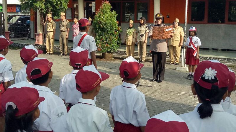 6 Hal Ini Pasti Pernah Kamu Alami Saat Upacara Bendera di SD