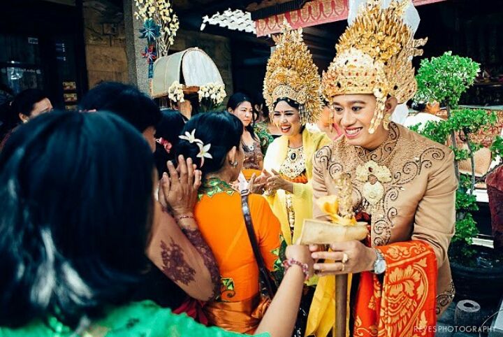 8 Potret Pernikahan di Bali dalam Balutan Busana Adat, Sakral & Keren!