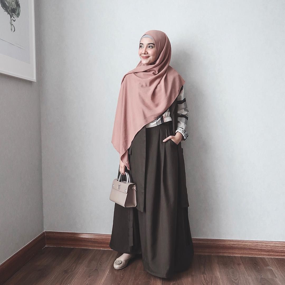 Ini dia, 7 Inspirasi Hijab Syar'i dari Selebriti Tanah Air
