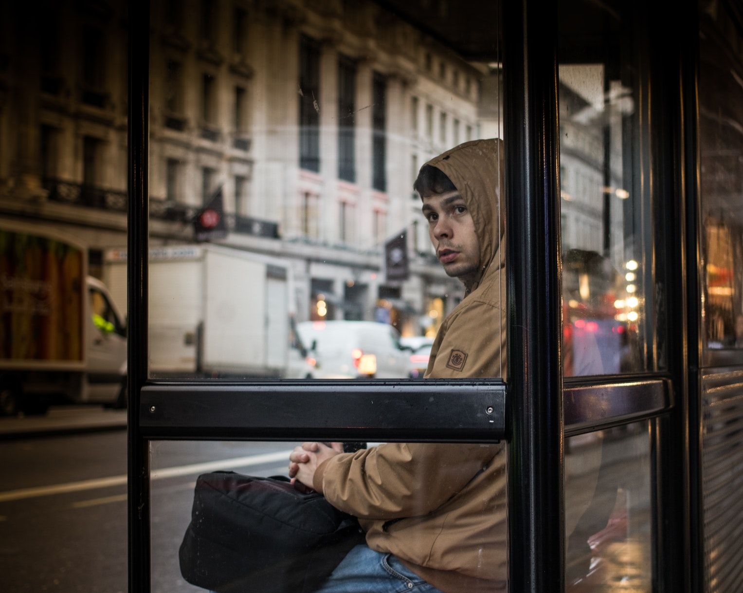 Сколько время в окне. Ожидание автобуса. Люди в окнах экспресса. The man outside the Window. Человек смотрит в отражение на остановке.