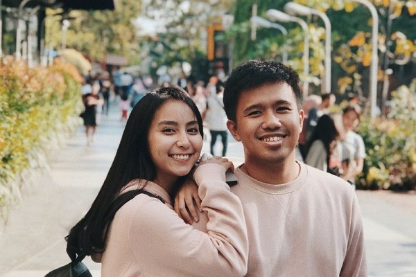 Makin Mesra, Inilah 10 Potret Manis Joshua Suherman dan Clairine