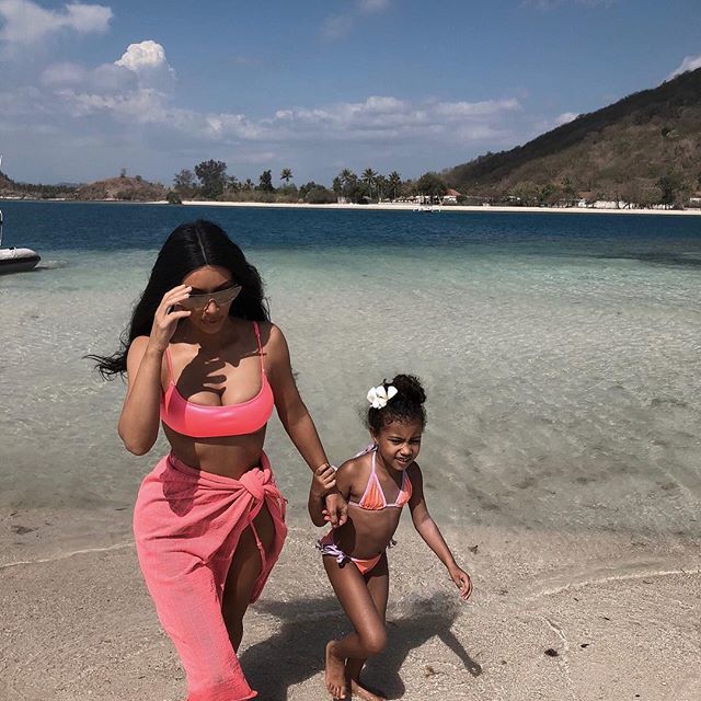 Membaur dengan Masyarakat, 10 Foto Liburan Keluarga Kardashian di Bali