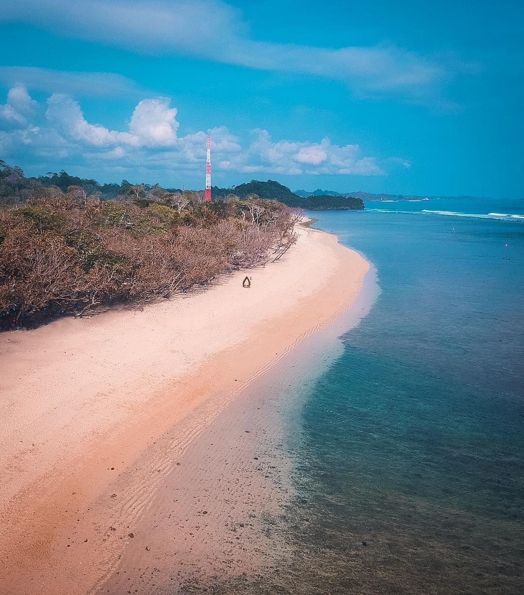 10 Potret Panorama Indah di Pantai Balekambang Malang