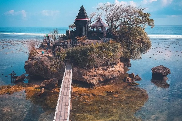 Menikmati Tanah Lot Ala Malang Di Pantai Balekambang Malang