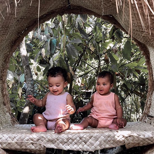 Membaur dengan Masyarakat, 10 Foto Liburan Keluarga Kardashian di Bali