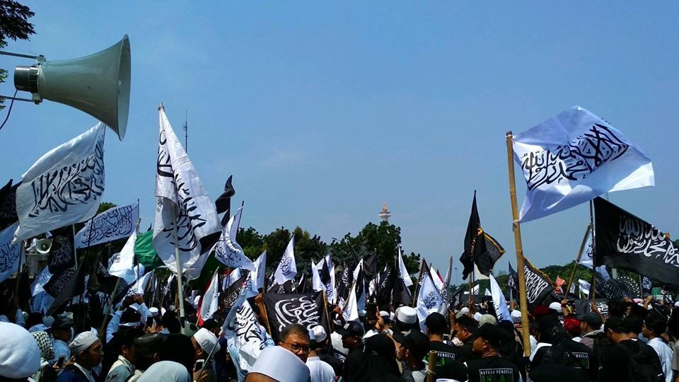 Massa Turun ke Jalan dan Demo Aksi Bela Bendera Tauhid di Jakarta