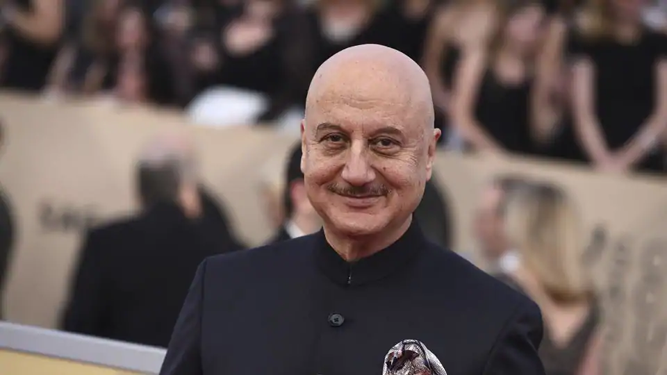 7 Aktor Bollywood Ini Memainkan Peran yang Tidak Sesuai dengan Usia