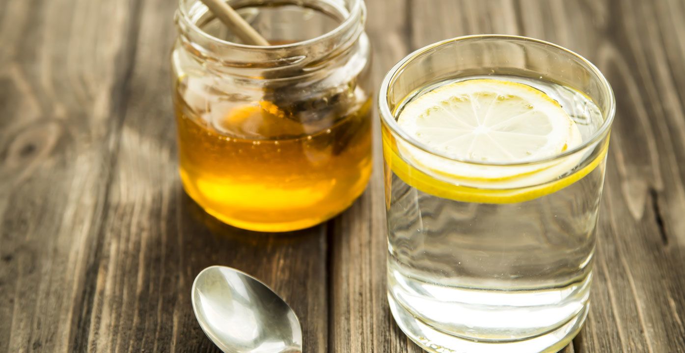 Вода после меда. Медовая вода. Ложка для меда. Мед в стакане. Стакан воды с лимоном.