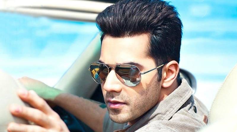 12 Potret Tampan Aktor Bollywood Varun Dhawan, Bikin Gemas!