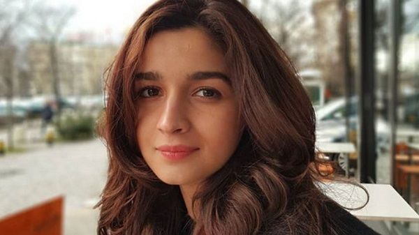 Tak Hanya Akting, 5 Artis Bollywood Ini Terjun di Dunia Tarik Suara