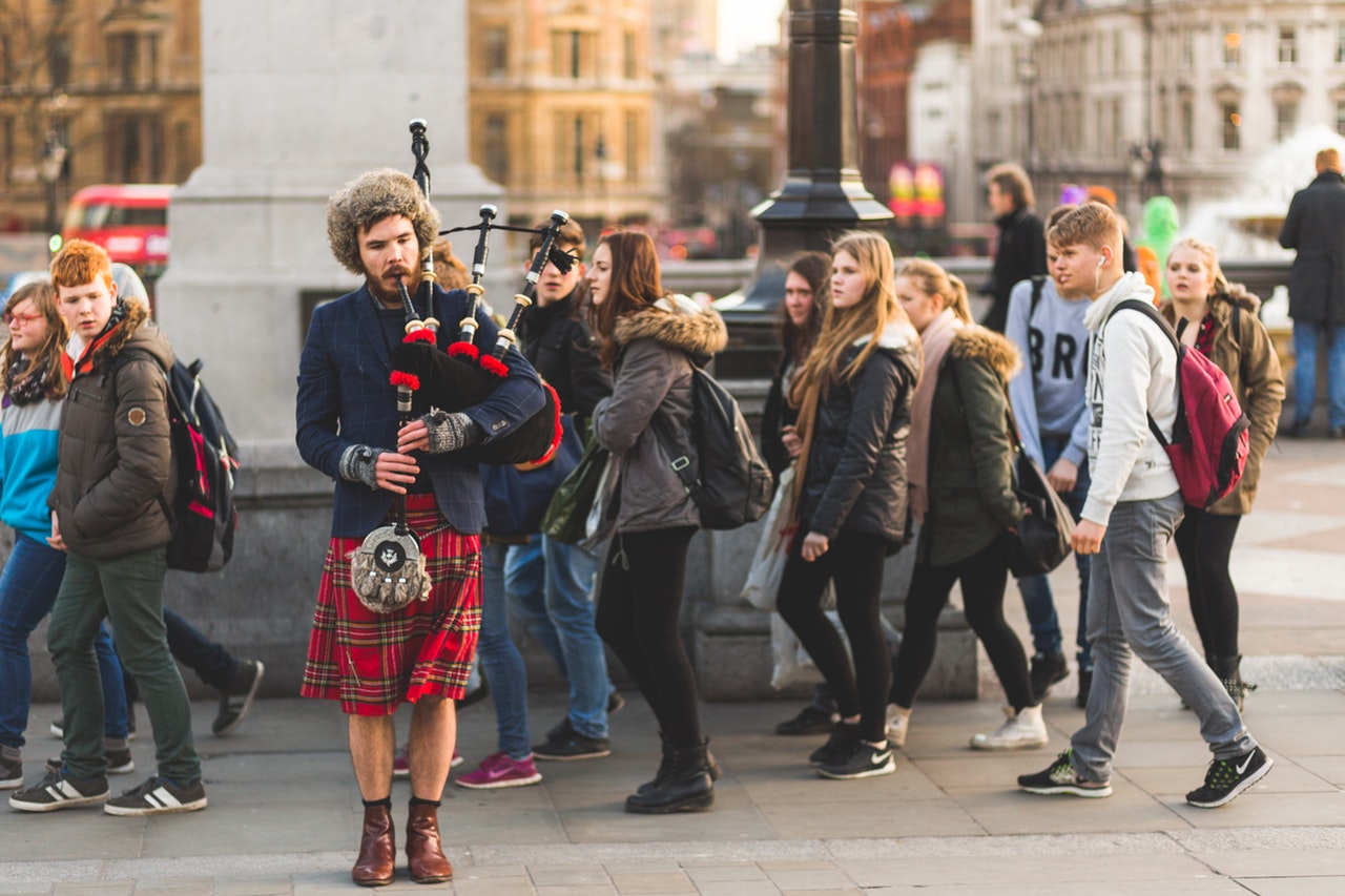 7 Fakta Unik di Balik Perbedaan Bahasa Inggris Amerika & British
