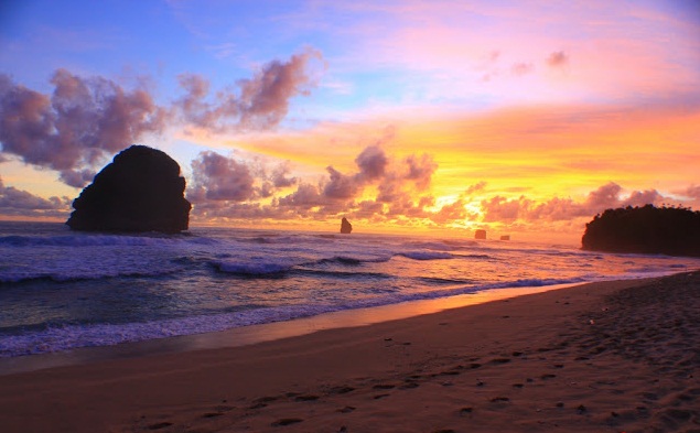 5 Spot Terbaik Melihat Sunrise Di Jawa Timur, Mempesona!