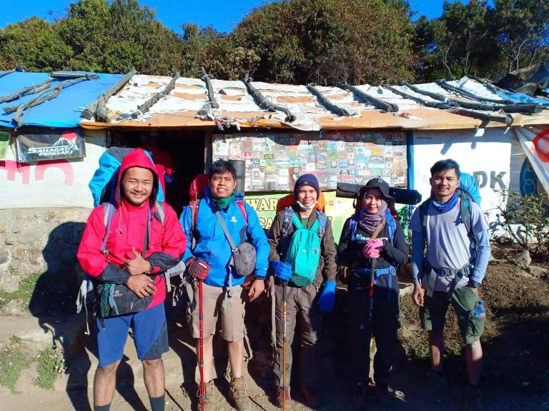 Viral! Mbok Yem Pemilik Warung Pecel di Puncak Lawu Turun Gunung