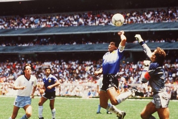 Diego Maradona dan Kisah Gol Tangan Tuhan yang Legendaris