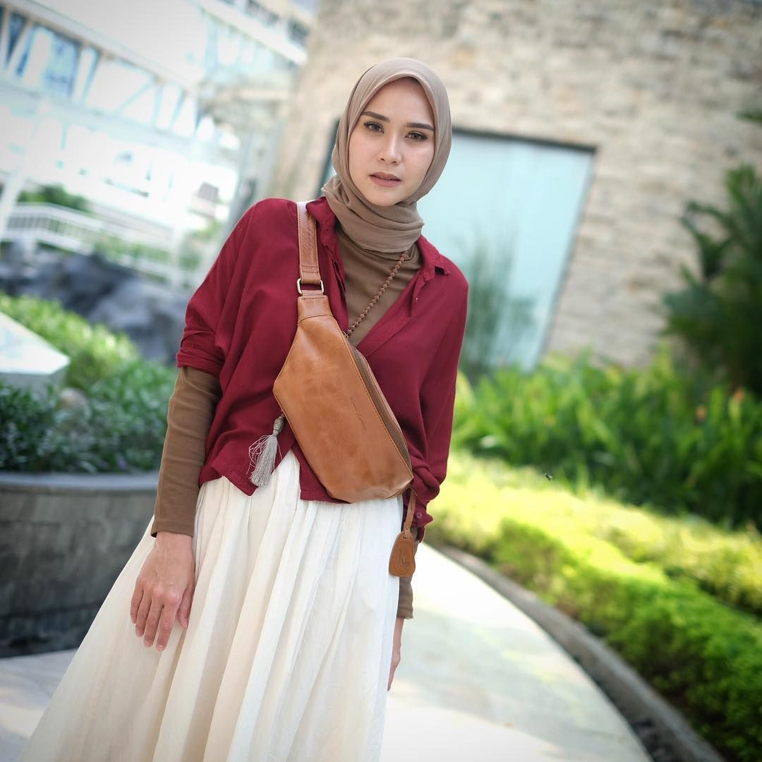 11 Potret Super Chic Zaskia  Adya  Mecca  Menggunakan Hijab Paris