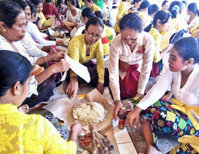 Tradisi Unik di Karangasem, 5 Adab Megibung yang Tak Boleh Dilanggar