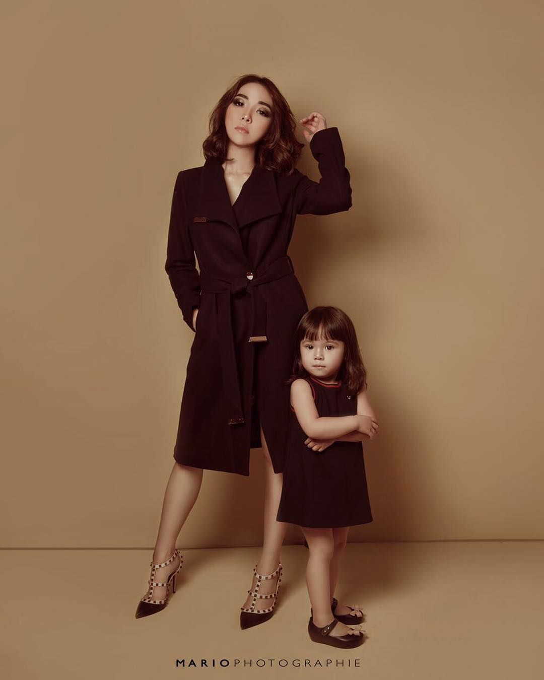 10 Inspirasi Outfit Kembar Ibu & Anak ala Gisel-Gempi yang Kece Banget