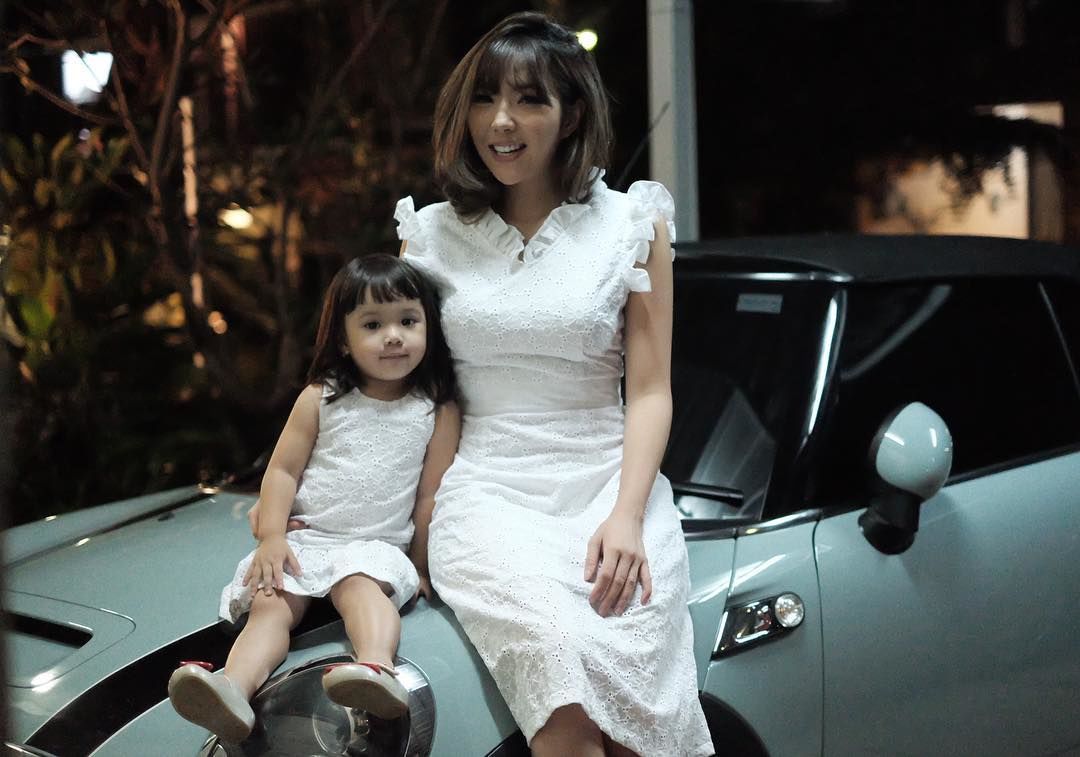 10 Inspirasi Outfit Kembar Ibu & Anak ala Gisel-Gempi yang Kece Banget