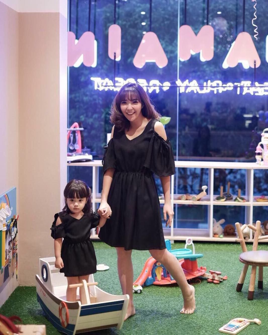 10 Inspirasi Outfit Kembar Ibu & Anak ala Gisel-Gempi yang Kece Banget