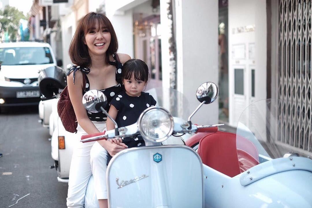 10 Inspirasi Outfit Kembar Ibu & Anak ala Gisel-Gempi yang Kece Banget