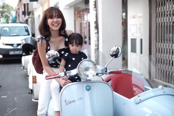 10 Inspirasi Outfit Kembar Ibu & Anak ala Gisel-Gempi yang Kece Banget