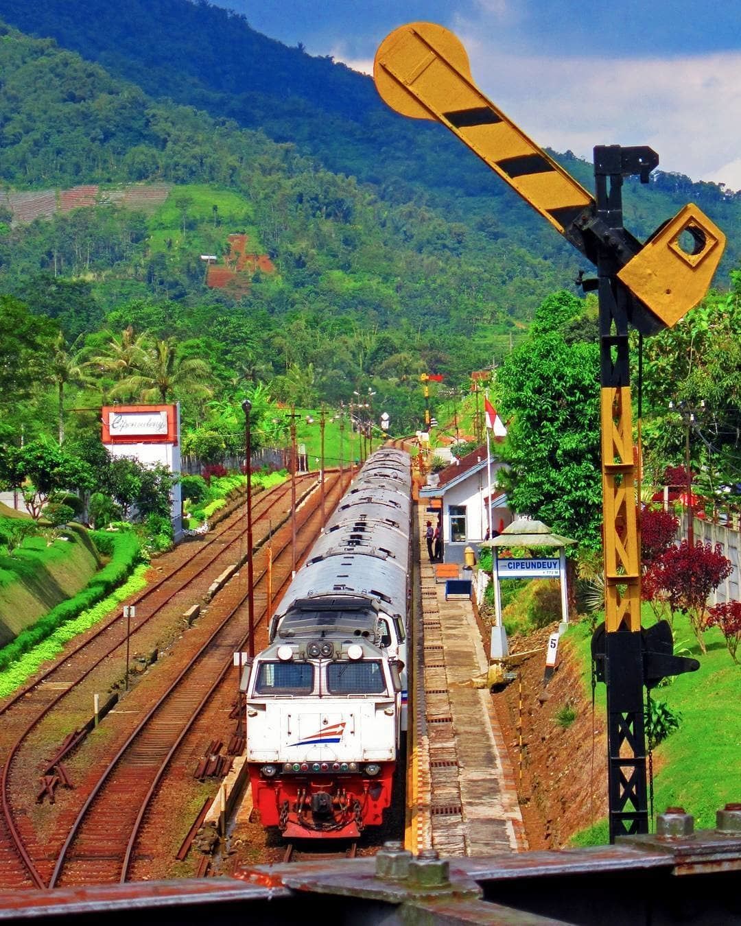 Jalur Kereta Api Yang Memiliki Pemandangan Instagramable