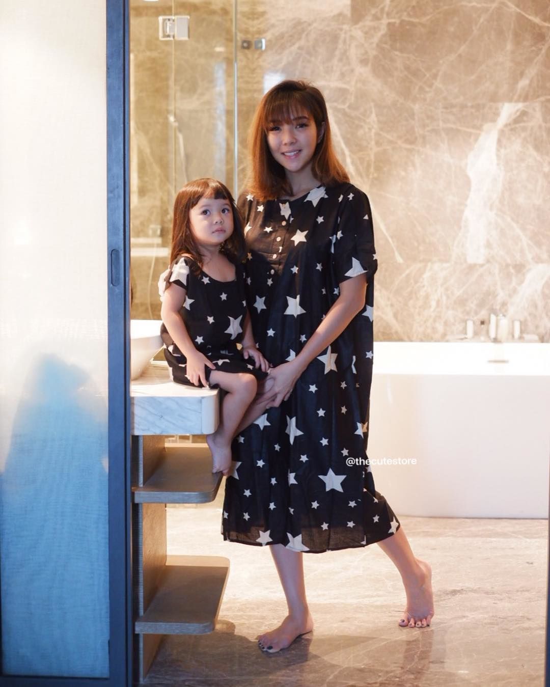 10 Inspirasi Outfit Kembar Ibu & Anak ala Gisel-Gempi yang Kece Banget