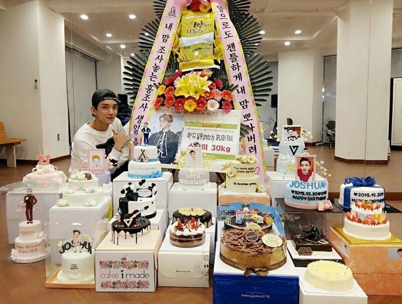 Cake k pop. K Pop Cake. Шоколадный экзо торт. Seventeen Cake kpop. Kpop Idol with Birthday Cake.