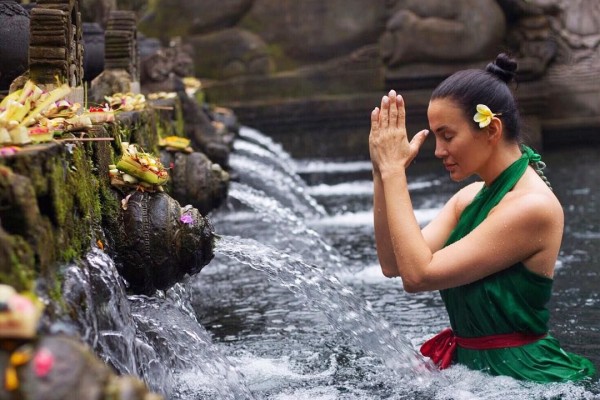 Mengenal Tradisi Melukat Di Bali Ritual Penyucian Jiwa Dan Pikiran 