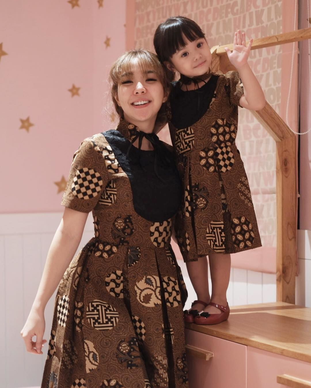 10 Inspirasi Outfit Kembar Ibu & Anak ala Gisel-Gempi yang Kece Banget