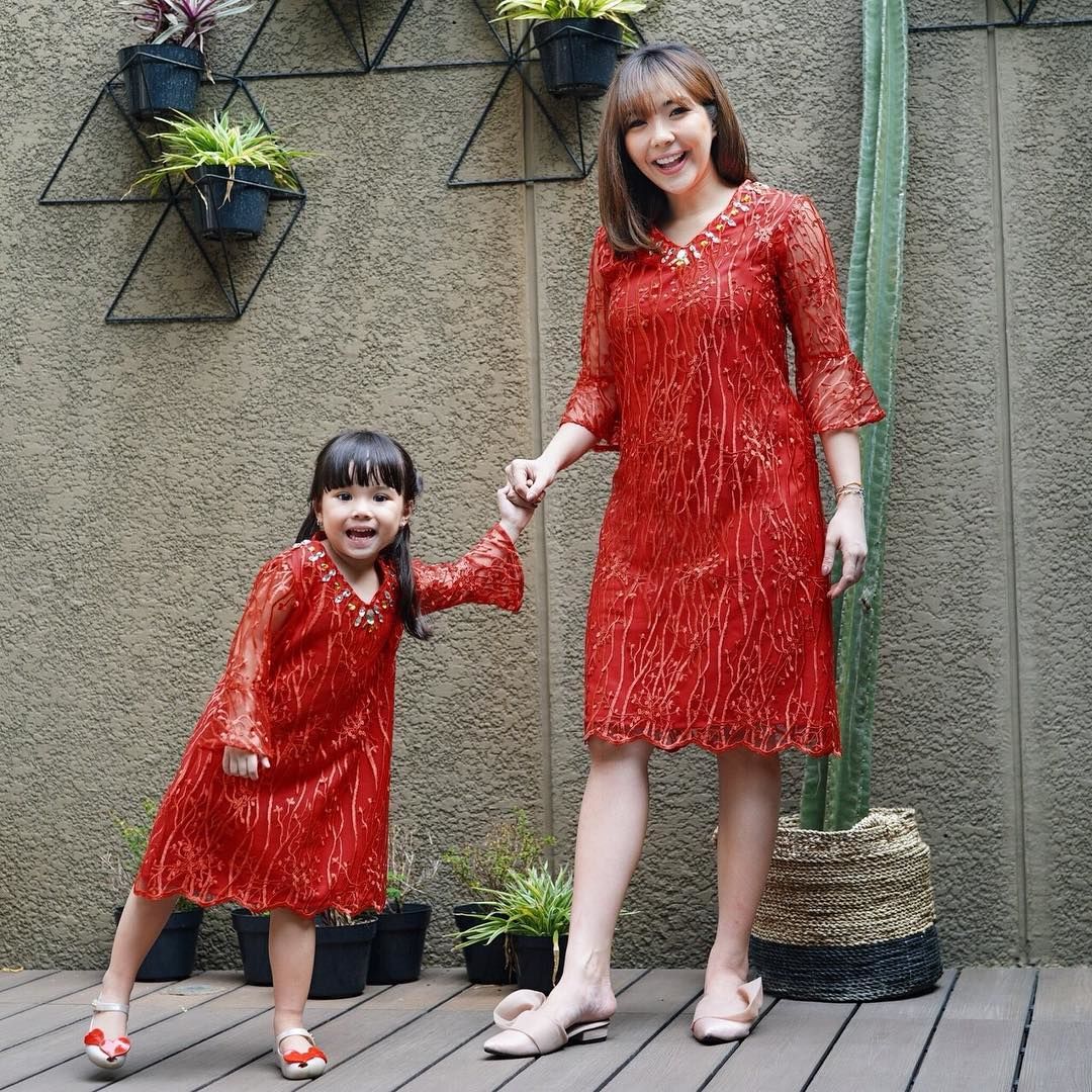 10 Inspirasi Outfit Kembar Ibu & Anak ala Gisel-Gempi yang Kece Banget