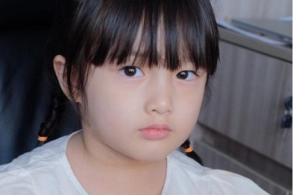 Mirip Artis Cilik Korea, Ini 10 Pesona Elea Putri Ussy-Andhika