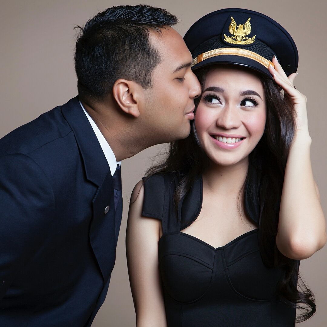 8 Artis Ini Jatuh ke Pelukan Pilot, Siap Dibawa Terbang Nih!