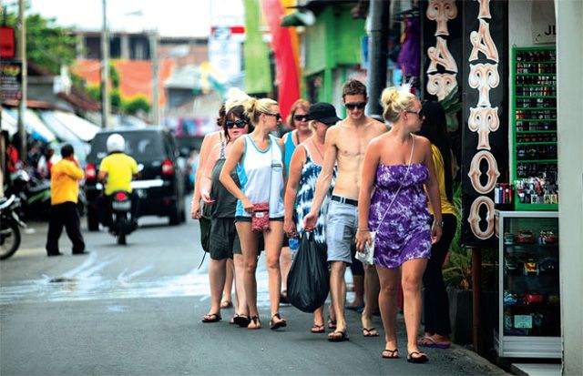 Dinilai Tak Beretika, Regulasi Khusus Turis Asing di Bali Akan Dibuat