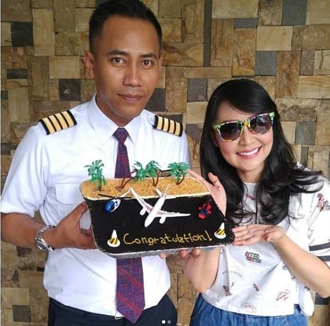 8 Artis Ini Jatuh ke Pelukan Pilot, Siap Dibawa Terbang Nih!