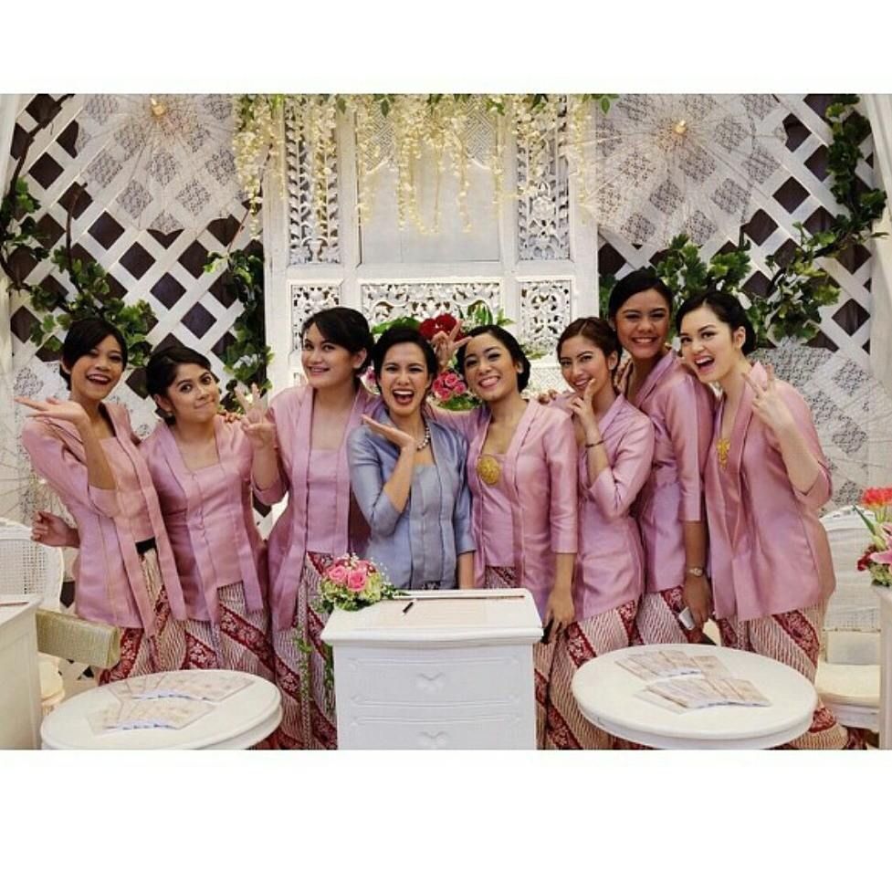 Inspirasi Bridesmaid Dengan Kebaya Kutu Baru