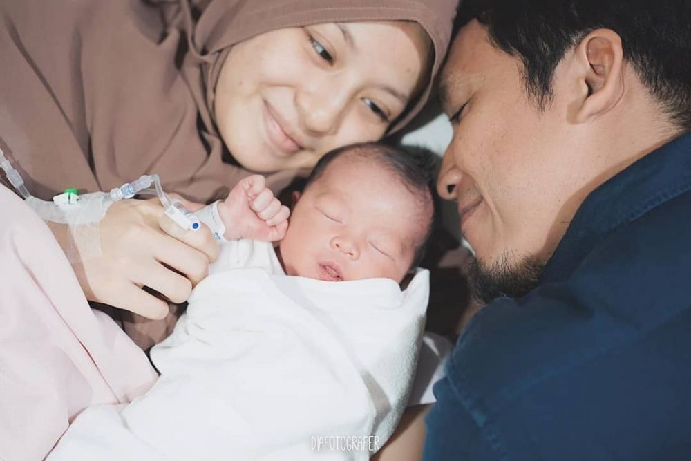 Bahagia, 6 Artis Ini Lahirkan Bayi di Tanggal Cantik