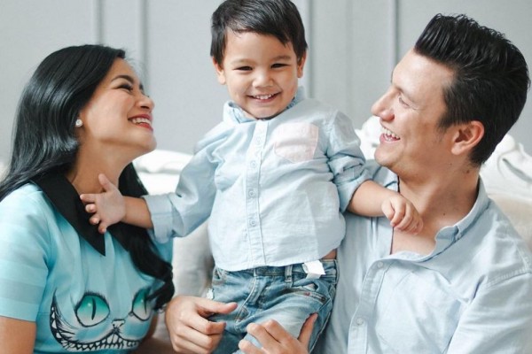 11 Inspirasi Outfit Kompak ala Keluarga Titi Kamal-Christian Sugiono