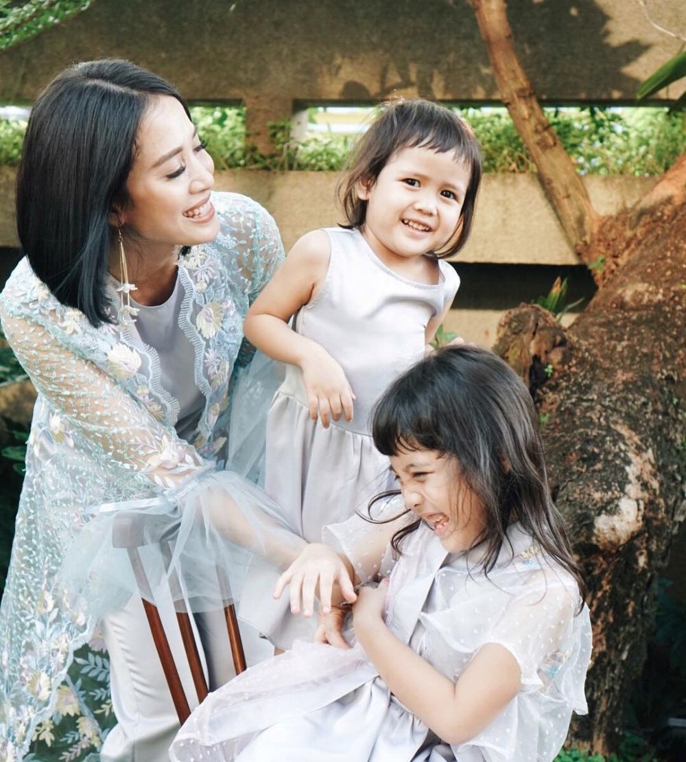 9 Ide Outfit Kompak Ibu dan Anak Ala Fanny Fabriana, Manis 