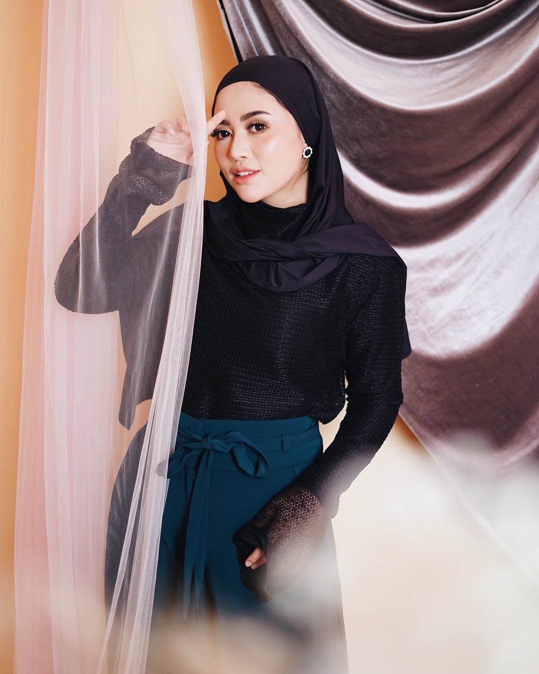 Tampil Modis, Ini 10 Inspirasi Hijab OOTD ala Selebgram Rachel Vennya