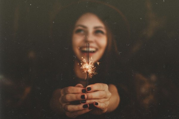7 Suka Duka Ini Cuma Dirasakan Si Introvert Saat Malam Tahun Baru Lho!