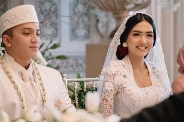 10 Potret Manis Komedian dan Istri, Bukti Cowok Humoris itu Idaman