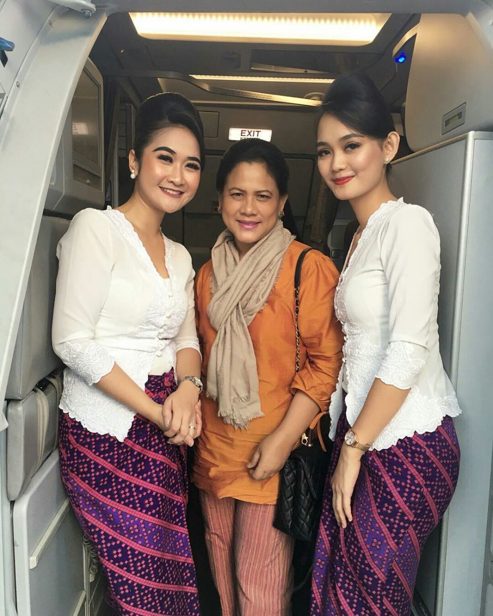 Iriana Jokowi bersama pramugari pesawat