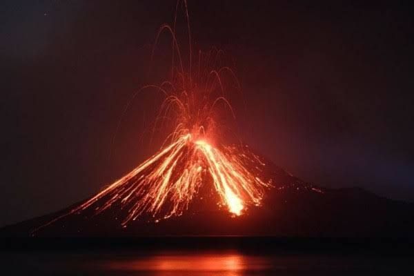 7 Fakta Menarik Gunung Anak Krakatau yang Masih Aktif & Terus Tumbuh