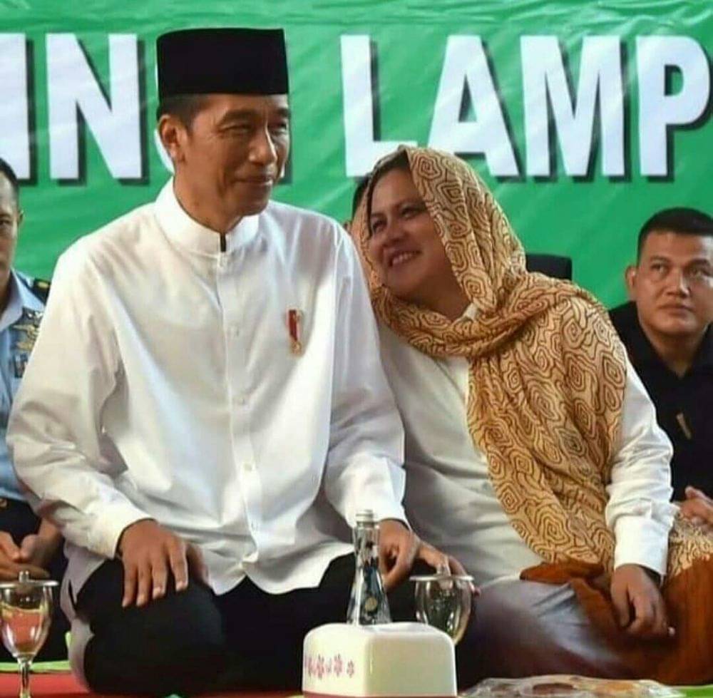 10 Potret Sederhana Iriana Jokowi Yang Baru Jadi Nenek 3 Cucu